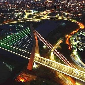 Pont illuminé à Abidjan